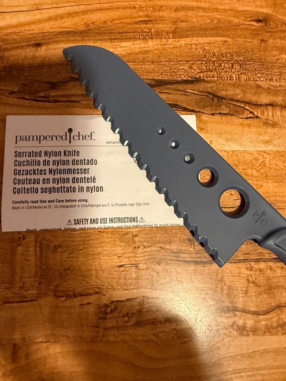 Pampered Chef Serrated Nylon Knife in Gray